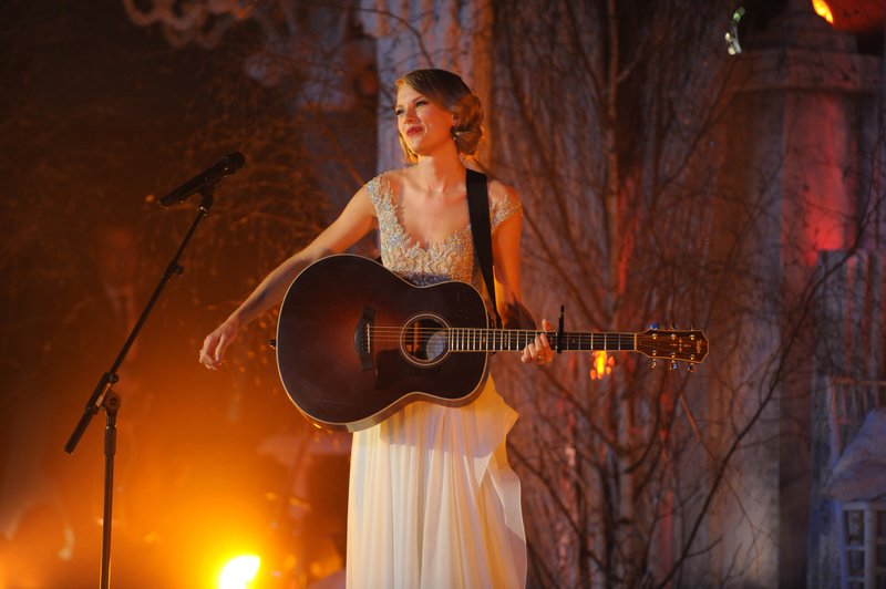 Taylor Swift at Winter Whites Gala — photo 177