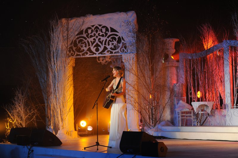 Taylor Swift at Winter Whites Gala — photo 178