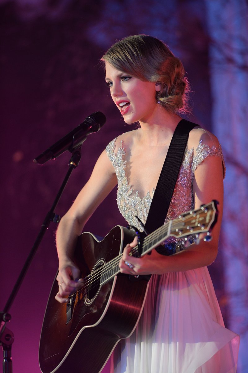 Taylor Swift at Winter Whites Gala — photo 265