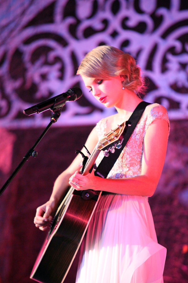 Taylor Swift at Winter Whites Gala — photo 267