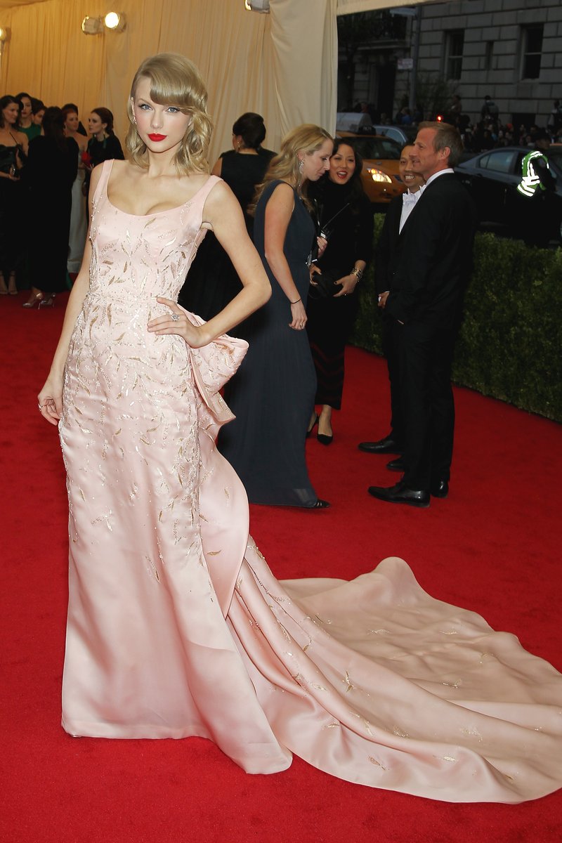Taylor Swift at "Charles James: Beyond Fashion" Costume Institute Gala — photo 130
