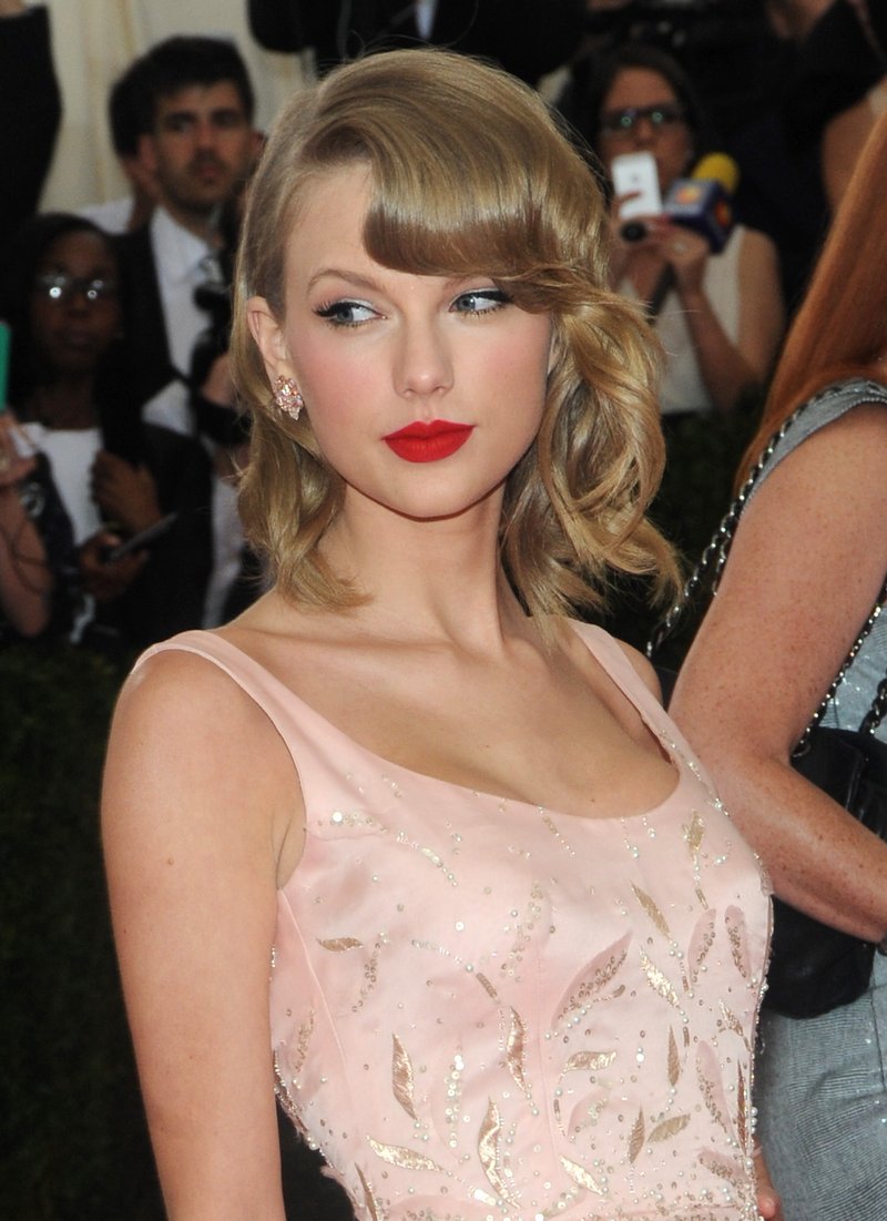 Taylor Swift at "Charles James: Beyond Fashion" Costume Institute Gala — photo 135