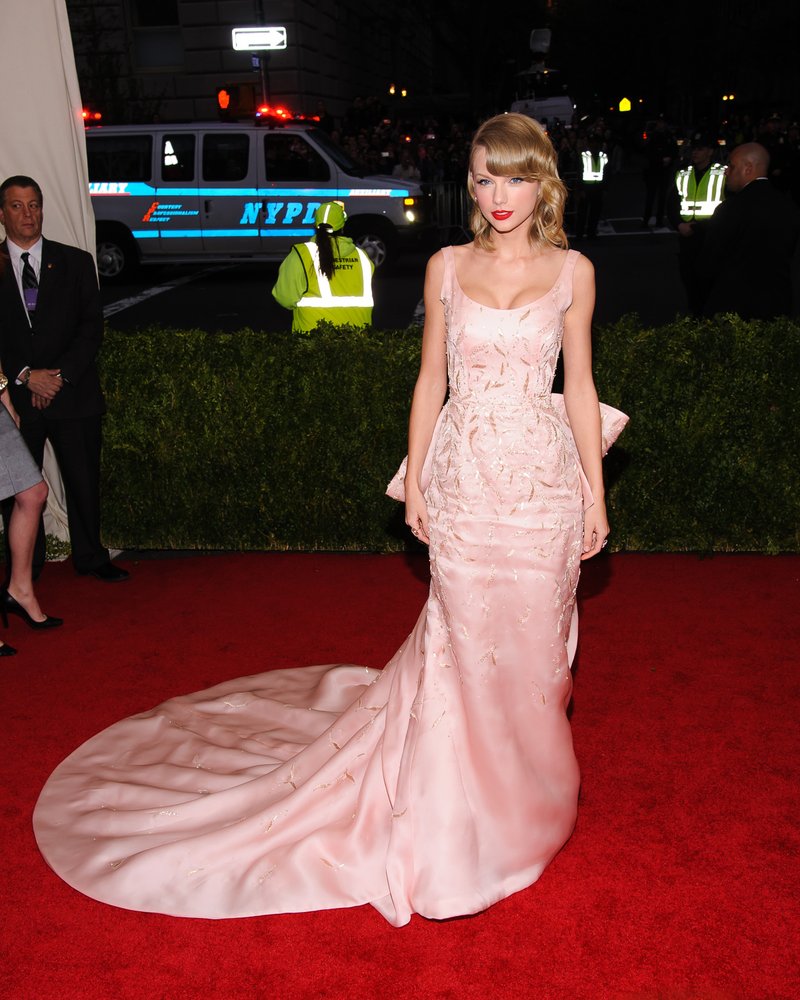Taylor Swift at "Charles James: Beyond Fashion" Costume Institute Gala — photo 143