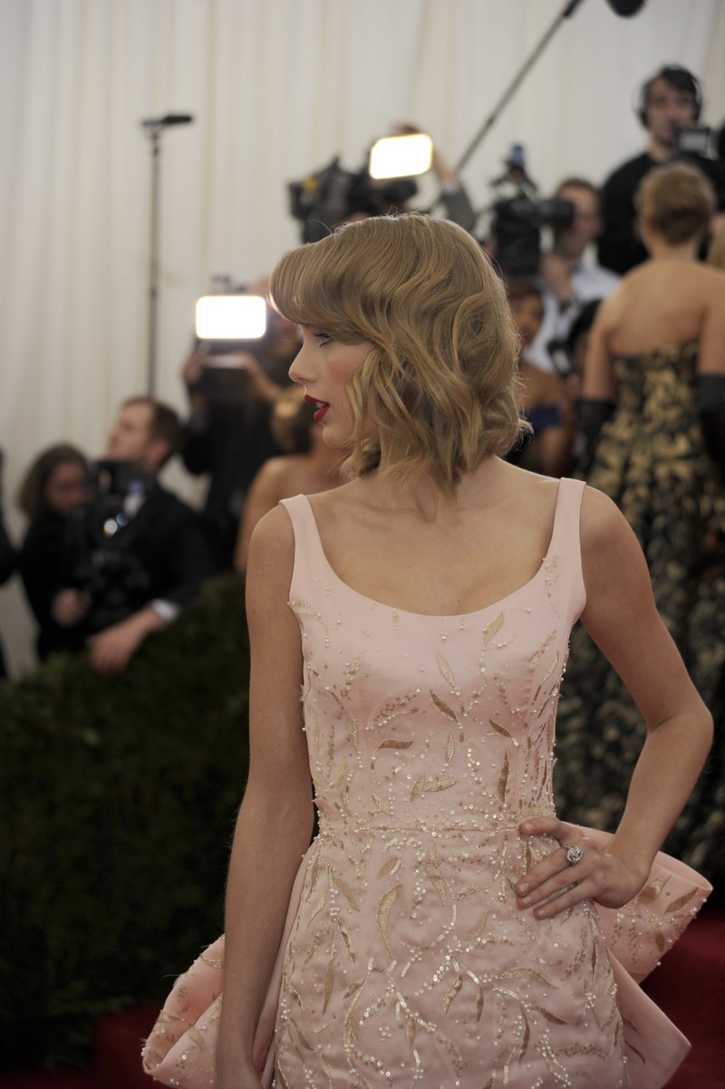 Taylor Swift at "Charles James: Beyond Fashion" Costume Institute Gala — photo 269