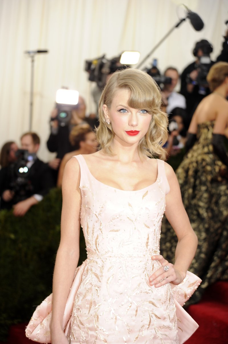 Taylor Swift at "Charles James: Beyond Fashion" Costume Institute Gala — photo 270