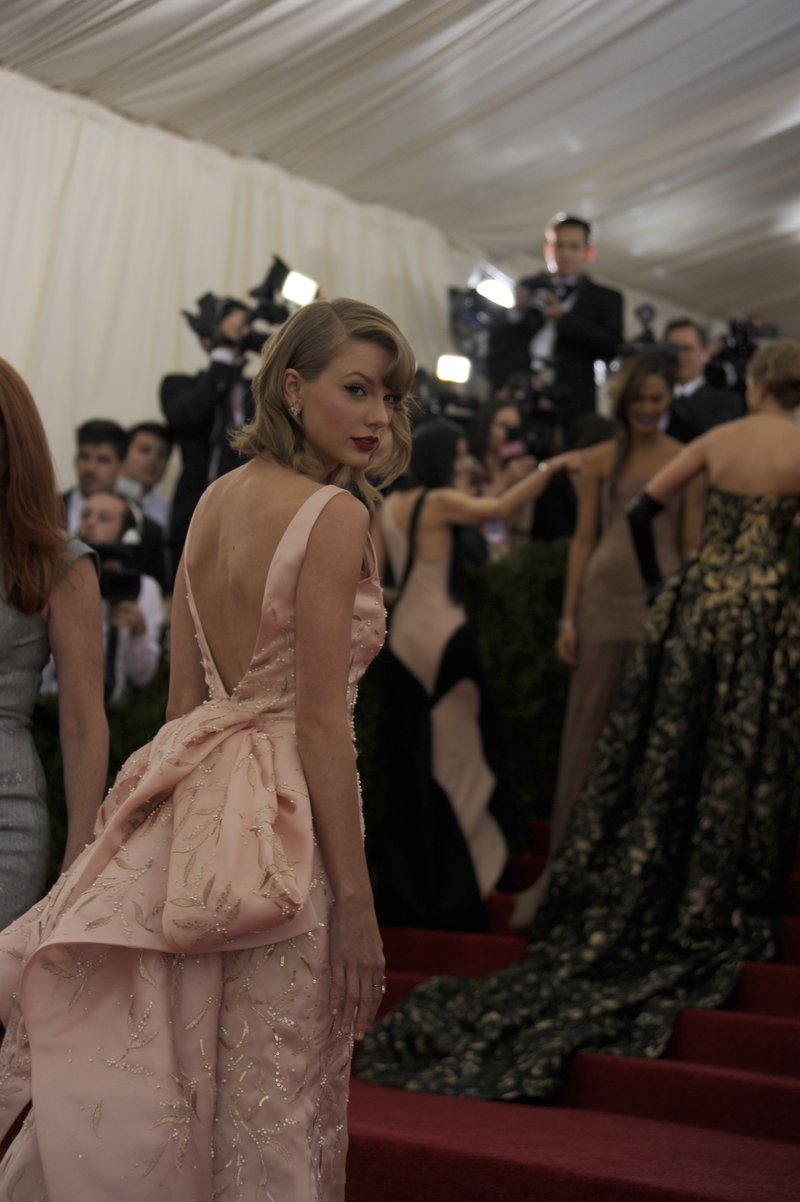 Taylor Swift at "Charles James: Beyond Fashion" Costume Institute Gala — photo 274