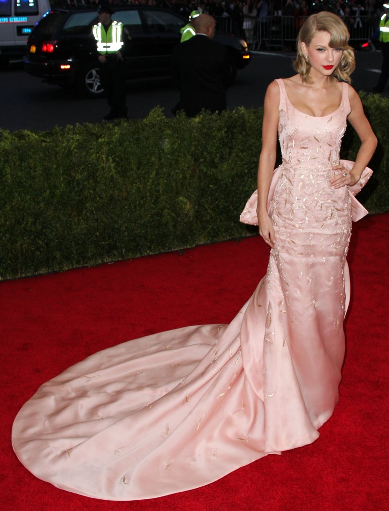 Taylor Swift at "Charles James: Beyond Fashion" Costume Institute Gala — photo 289