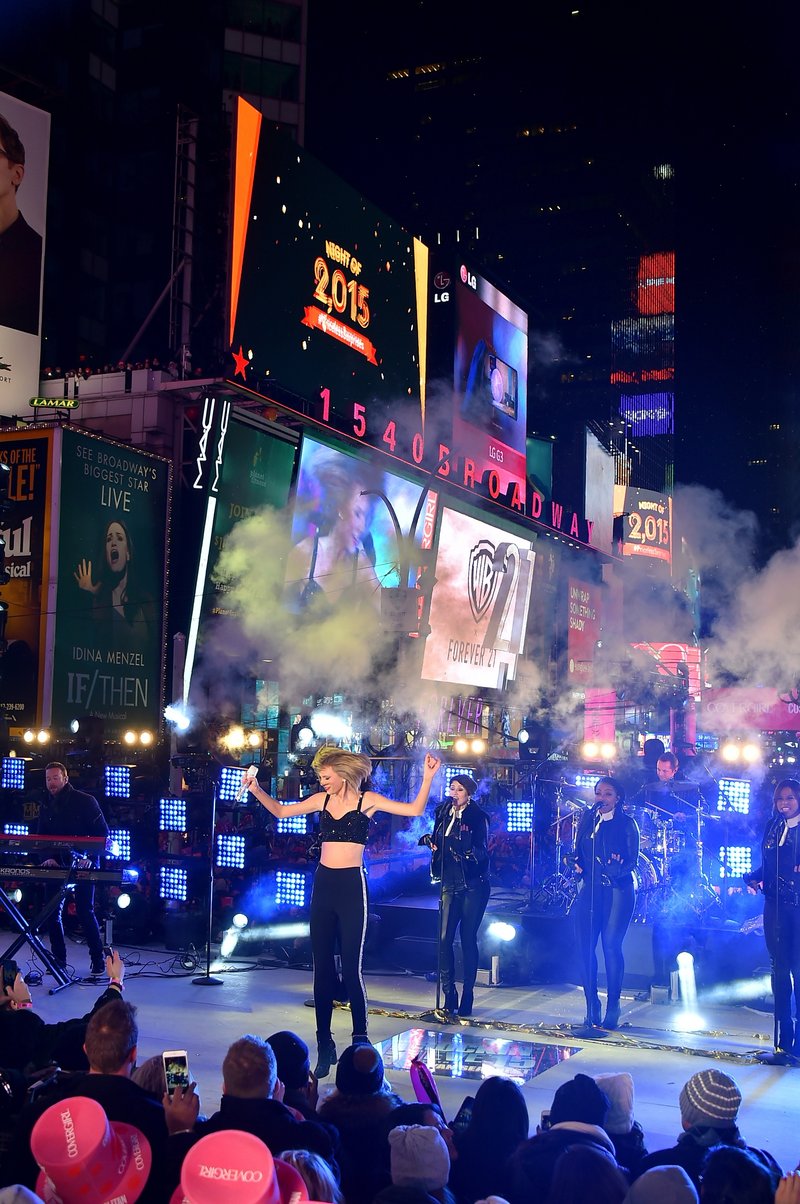 Taylor Swift at Dick Clark’s New Year’s Rockin’ Eve with Ryan Seacrest — photo 12