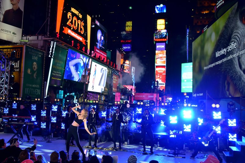 Taylor Swift at Dick Clark’s New Year’s Rockin’ Eve with Ryan Seacrest — photo 13