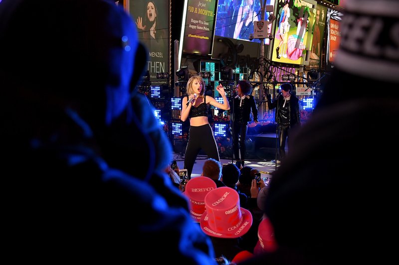 Taylor Swift at Dick Clark’s New Year’s Rockin’ Eve with Ryan Seacrest — photo 14