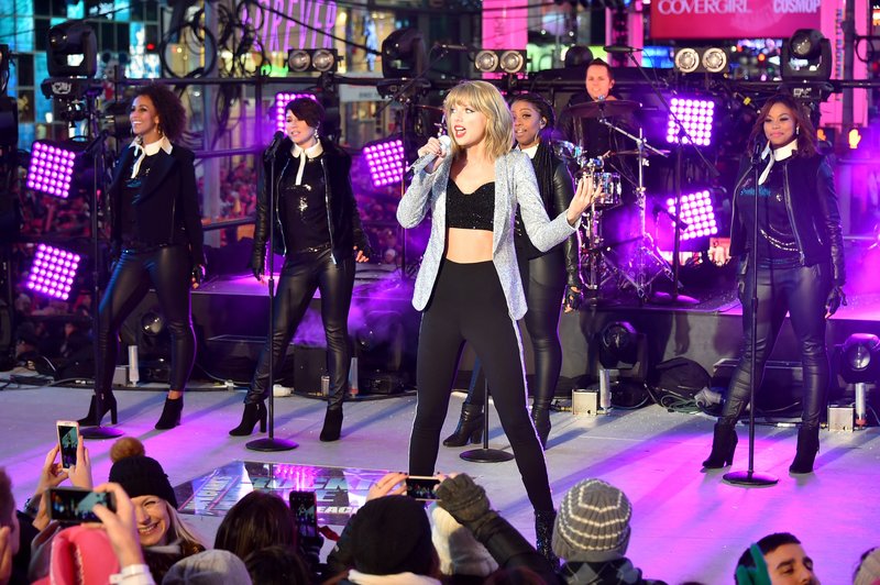 Taylor Swift at Dick Clark’s New Year’s Rockin’ Eve with Ryan Seacrest — photo 16