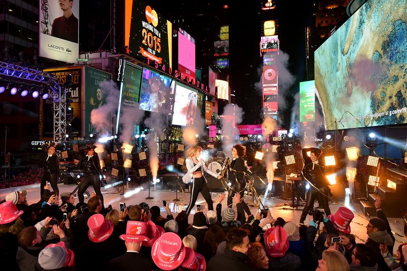 Taylor Swift at Dick Clark’s New Year’s Rockin’ Eve with Ryan Seacrest — photo 17