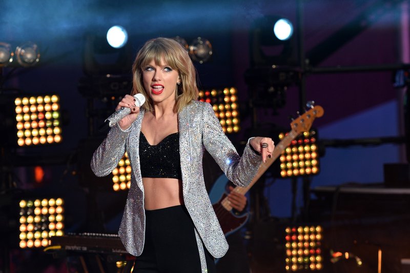 Taylor Swift at Dick Clark’s New Year’s Rockin’ Eve with Ryan Seacrest — photo 30