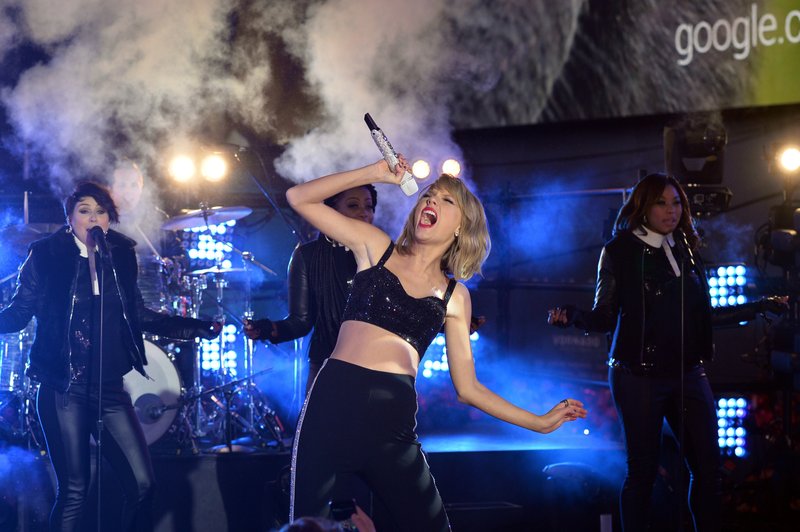 Taylor Swift at Dick Clark’s New Year’s Rockin’ Eve with Ryan Seacrest — photo 33