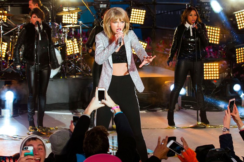 Taylor Swift at Dick Clark’s New Year’s Rockin’ Eve with Ryan Seacrest — photo 46