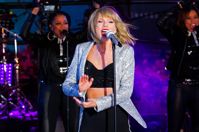 Taylor Swift at Dick Clark’s New Year’s Rockin’ Eve with Ryan Seacrest — photo 53