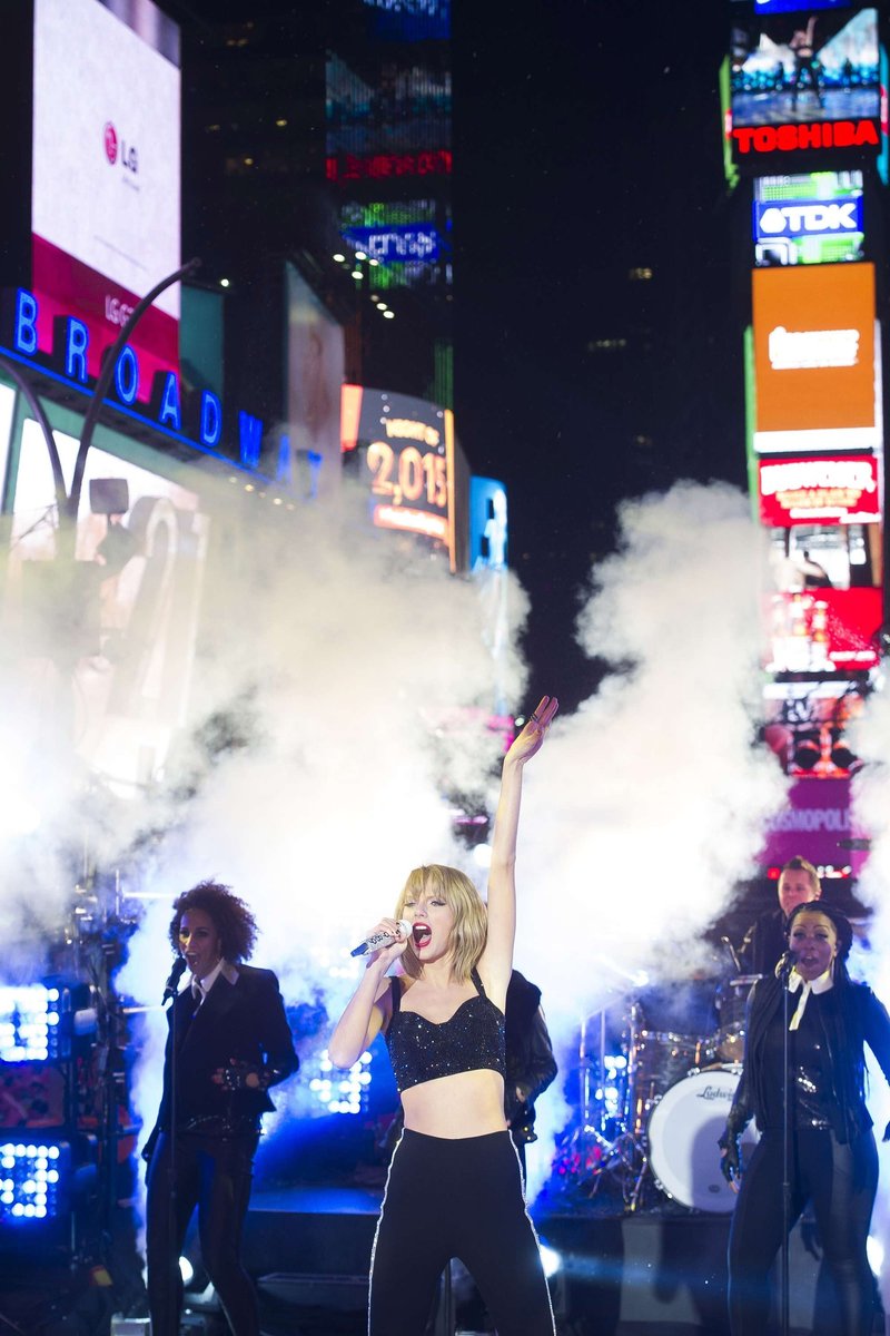 Taylor Swift at Dick Clark’s New Year’s Rockin’ Eve with Ryan Seacrest — photo 63