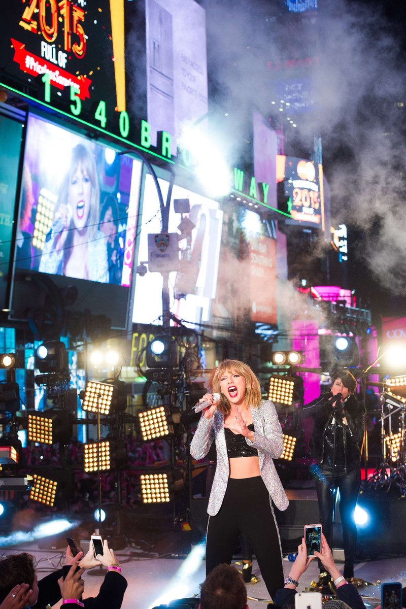 Taylor Swift at Dick Clark’s New Year’s Rockin’ Eve with Ryan Seacrest — photo 70
