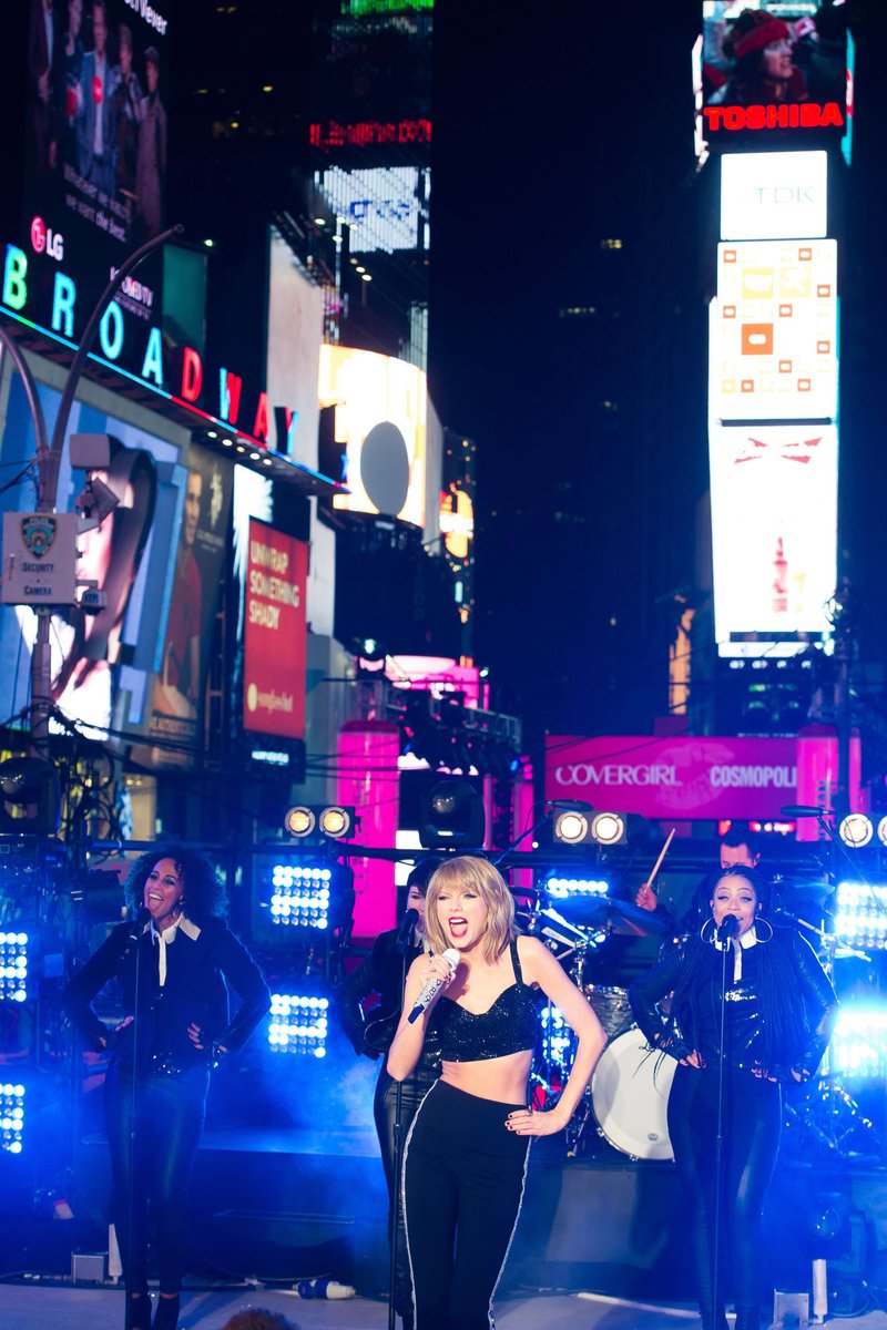 Taylor Swift at Dick Clark’s New Year’s Rockin’ Eve with Ryan Seacrest — photo 71