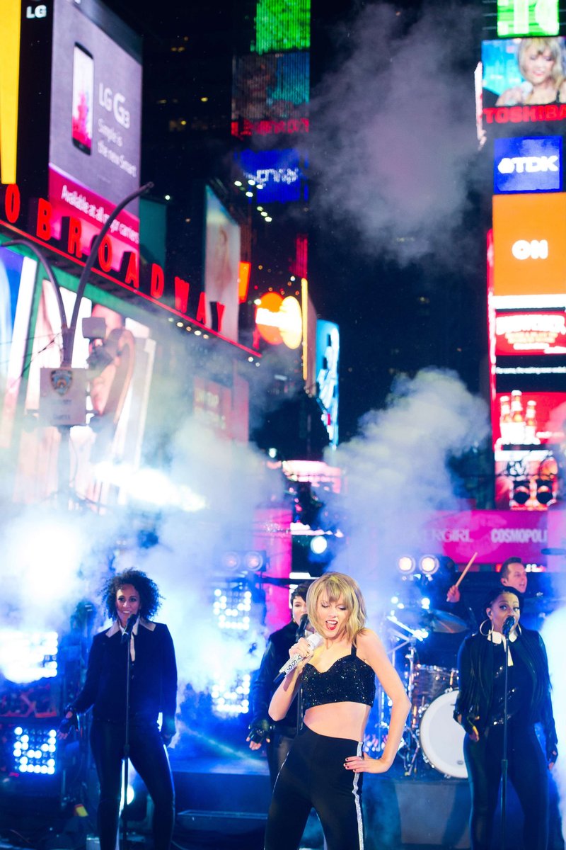 Taylor Swift at Dick Clark’s New Year’s Rockin’ Eve with Ryan Seacrest — photo 73