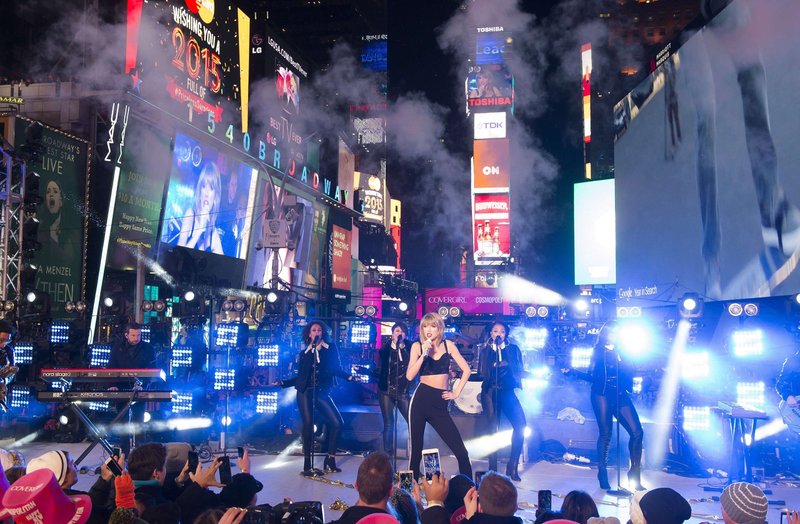 Taylor Swift at Dick Clark’s New Year’s Rockin’ Eve with Ryan Seacrest — photo 76