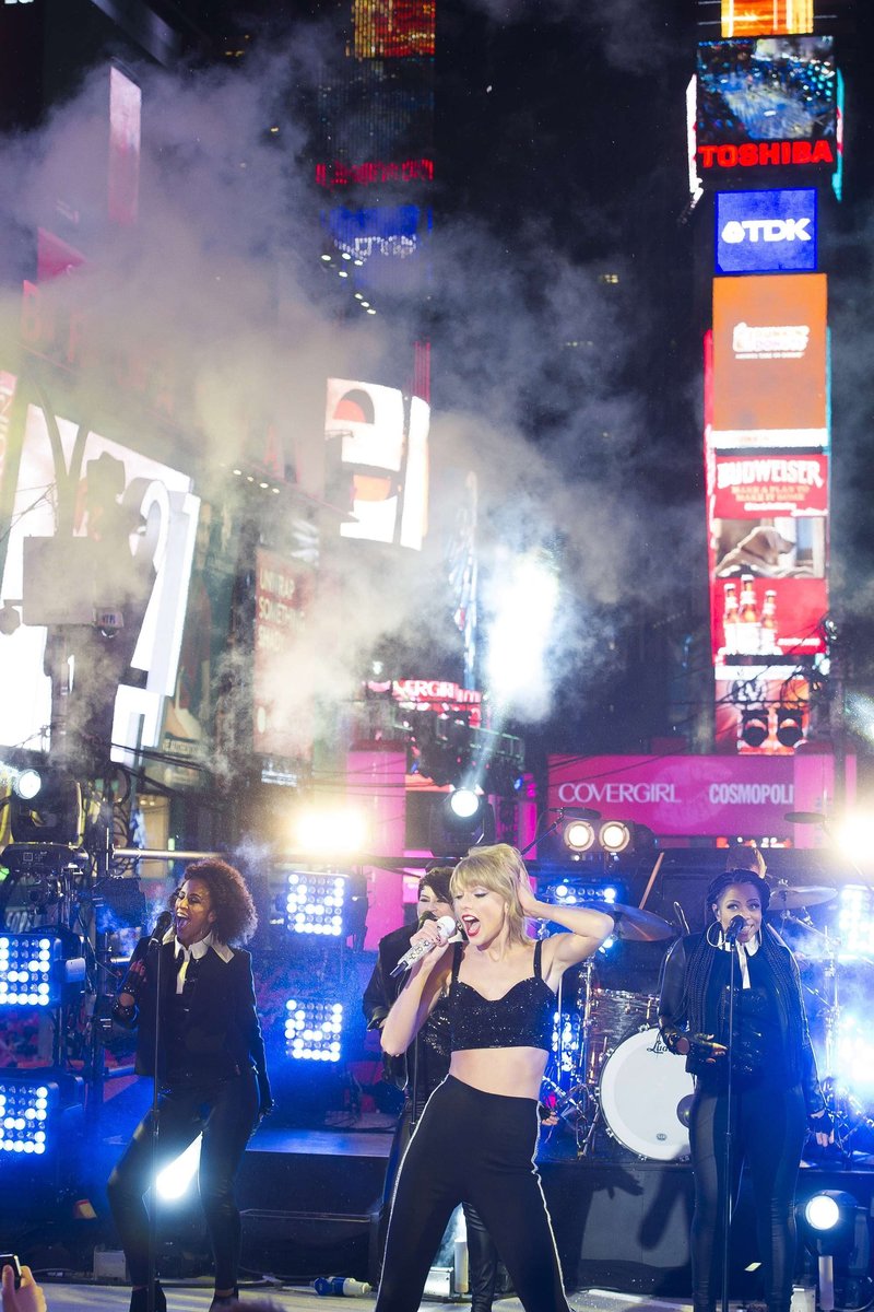 Taylor Swift at Dick Clark’s New Year’s Rockin’ Eve with Ryan Seacrest — photo 78