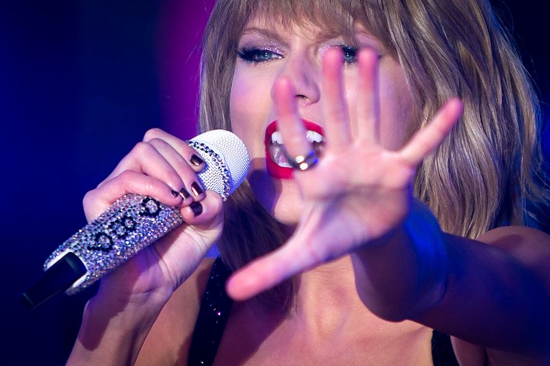Taylor Swift at Dick Clark’s New Year’s Rockin’ Eve with Ryan Seacrest — photo 99