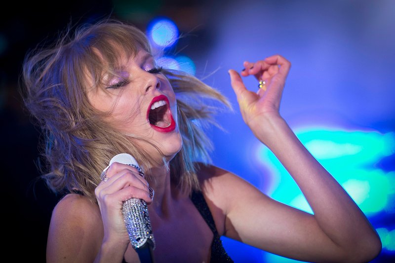 Taylor Swift at Dick Clark’s New Year’s Rockin’ Eve with Ryan Seacrest — photo 101