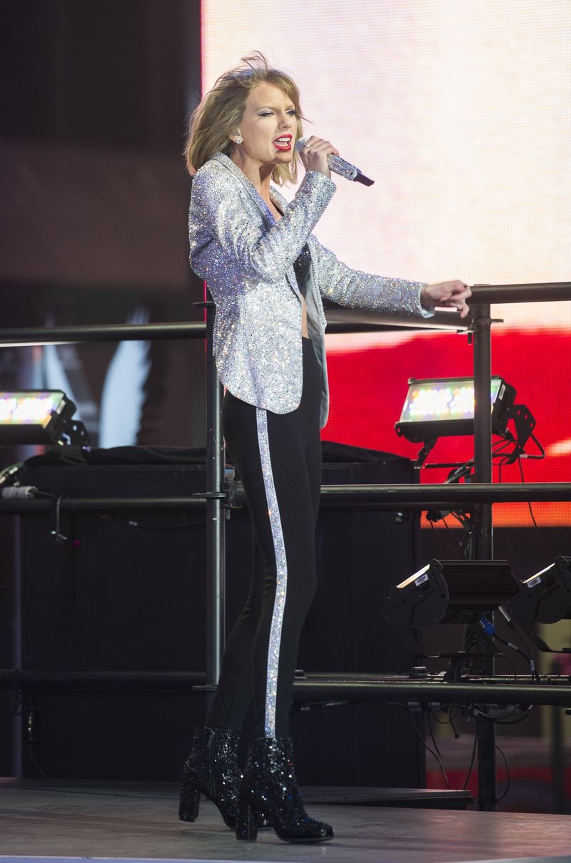 Taylor Swift at Dick Clark’s New Year’s Rockin’ Eve with Ryan Seacrest — photo 109