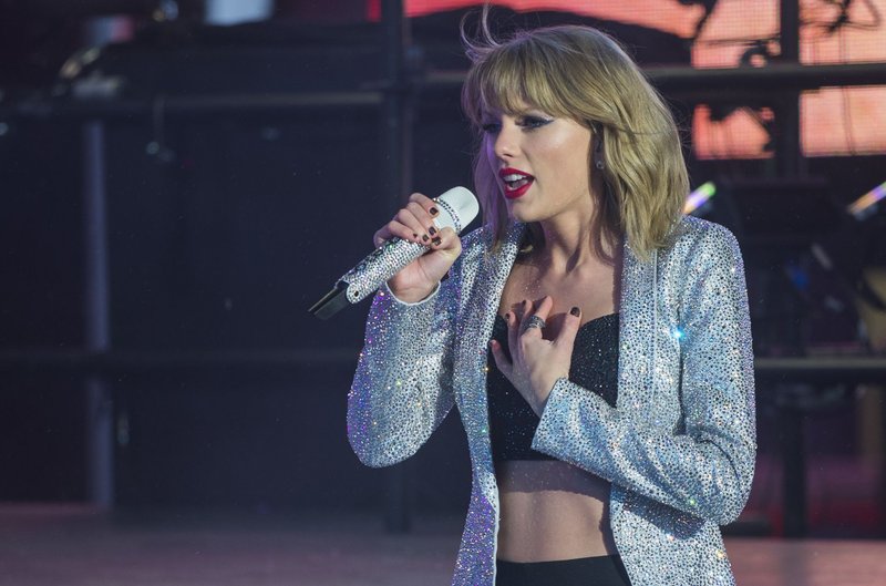 Taylor Swift at Dick Clark’s New Year’s Rockin’ Eve with Ryan Seacrest — photo 110