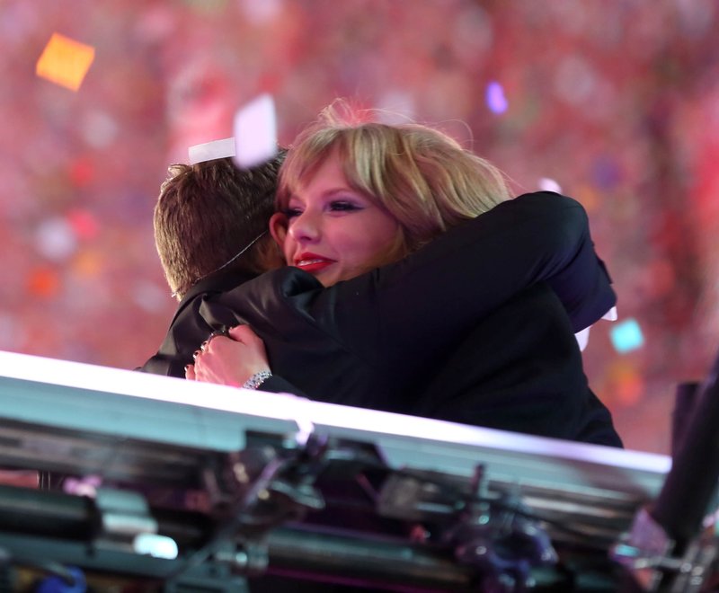 Taylor Swift at Dick Clark’s New Year’s Rockin’ Eve with Ryan Seacrest — photo 112