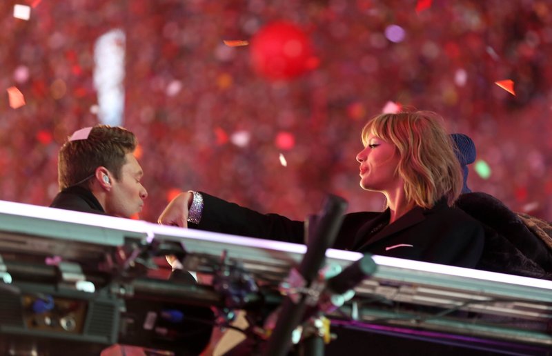 Taylor Swift at Dick Clark’s New Year’s Rockin’ Eve with Ryan Seacrest — photo 113