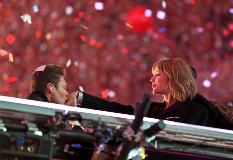 Taylor Swift at Dick Clark’s New Year’s Rockin’ Eve with Ryan Seacrest — photo 114