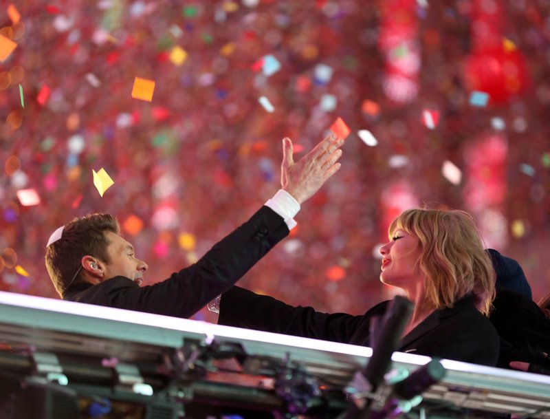 Taylor Swift at Dick Clark’s New Year’s Rockin’ Eve with Ryan Seacrest — photo 115