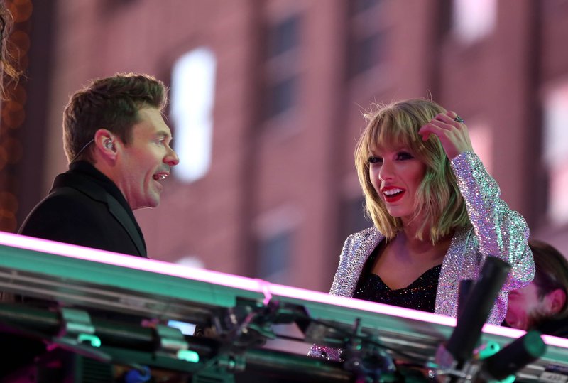 Taylor Swift at Dick Clark’s New Year’s Rockin’ Eve with Ryan Seacrest — photo 116