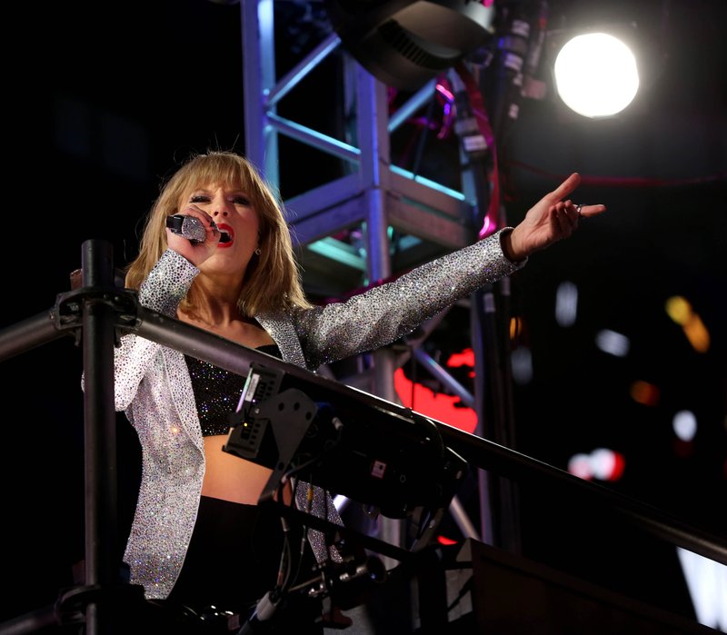 Taylor Swift at Dick Clark’s New Year’s Rockin’ Eve with Ryan Seacrest — photo 117