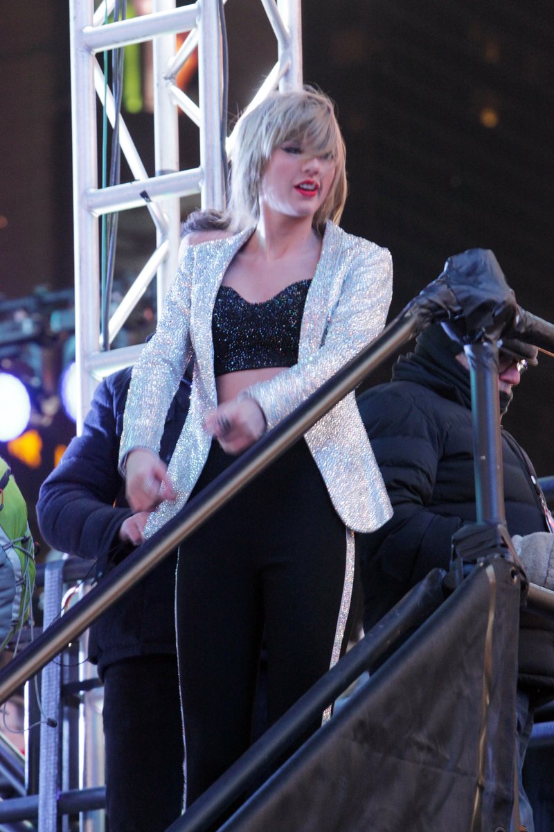 Taylor Swift at Dick Clark’s New Year’s Rockin’ Eve with Ryan Seacrest — photo 126