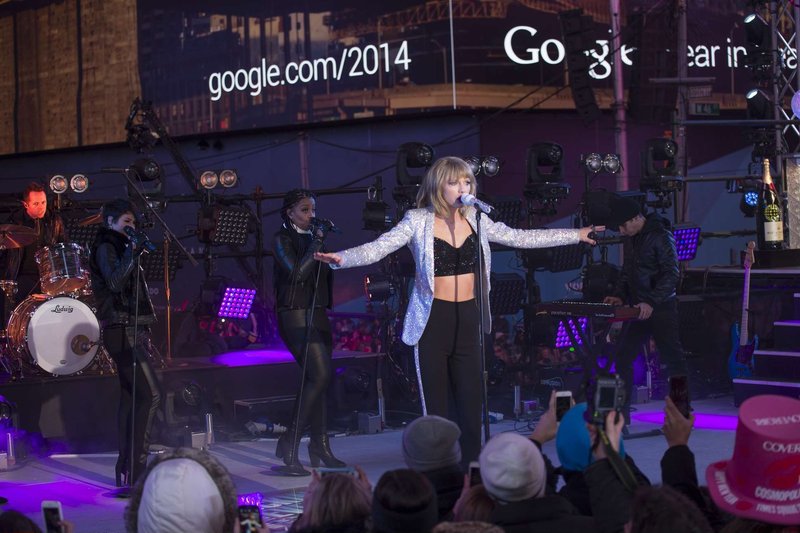 Taylor Swift at Dick Clark’s New Year’s Rockin’ Eve with Ryan Seacrest — photo 131
