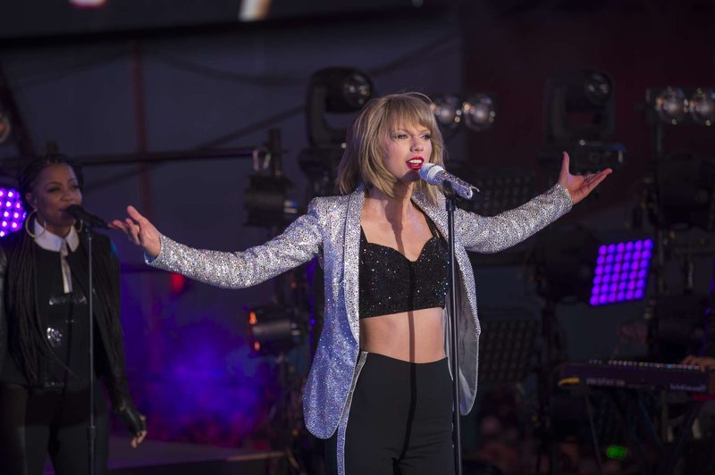 Taylor Swift at Dick Clark’s New Year’s Rockin’ Eve with Ryan Seacrest — photo 132