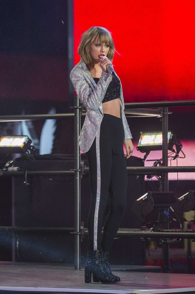 Taylor Swift at Dick Clark’s New Year’s Rockin’ Eve with Ryan Seacrest — photo 134