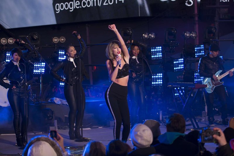 Taylor Swift at Dick Clark’s New Year’s Rockin’ Eve with Ryan Seacrest — photo 135