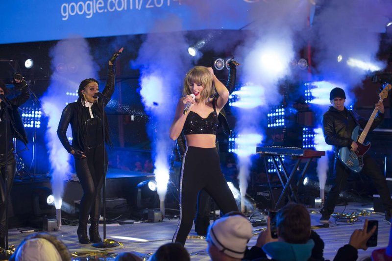 Taylor Swift at Dick Clark’s New Year’s Rockin’ Eve with Ryan Seacrest — photo 136