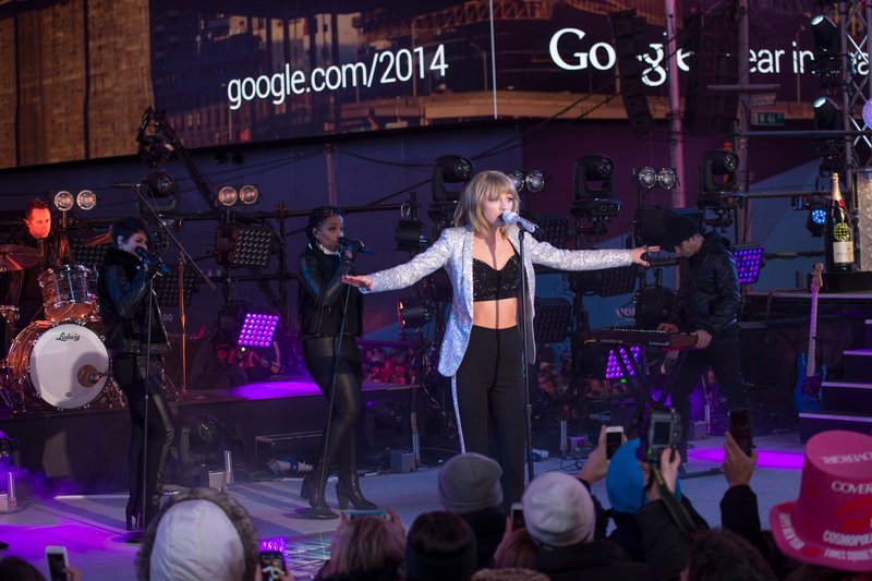 Taylor Swift at Dick Clark’s New Year’s Rockin’ Eve with Ryan Seacrest — photo 143