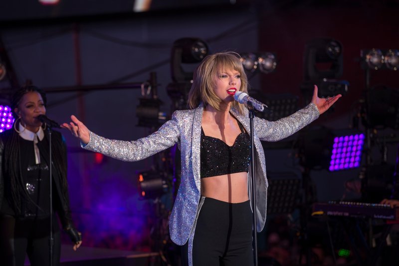 Taylor Swift at Dick Clark’s New Year’s Rockin’ Eve with Ryan Seacrest — photo 145
