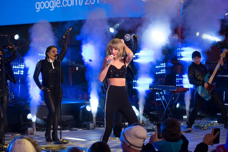 Taylor Swift at Dick Clark’s New Year’s Rockin’ Eve with Ryan Seacrest — photo 152