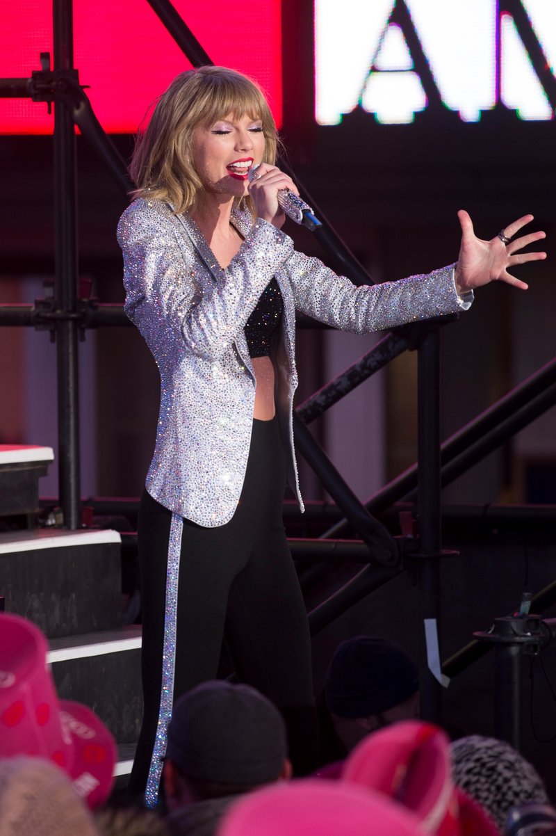 Taylor Swift at Dick Clark’s New Year’s Rockin’ Eve with Ryan Seacrest — photo 166