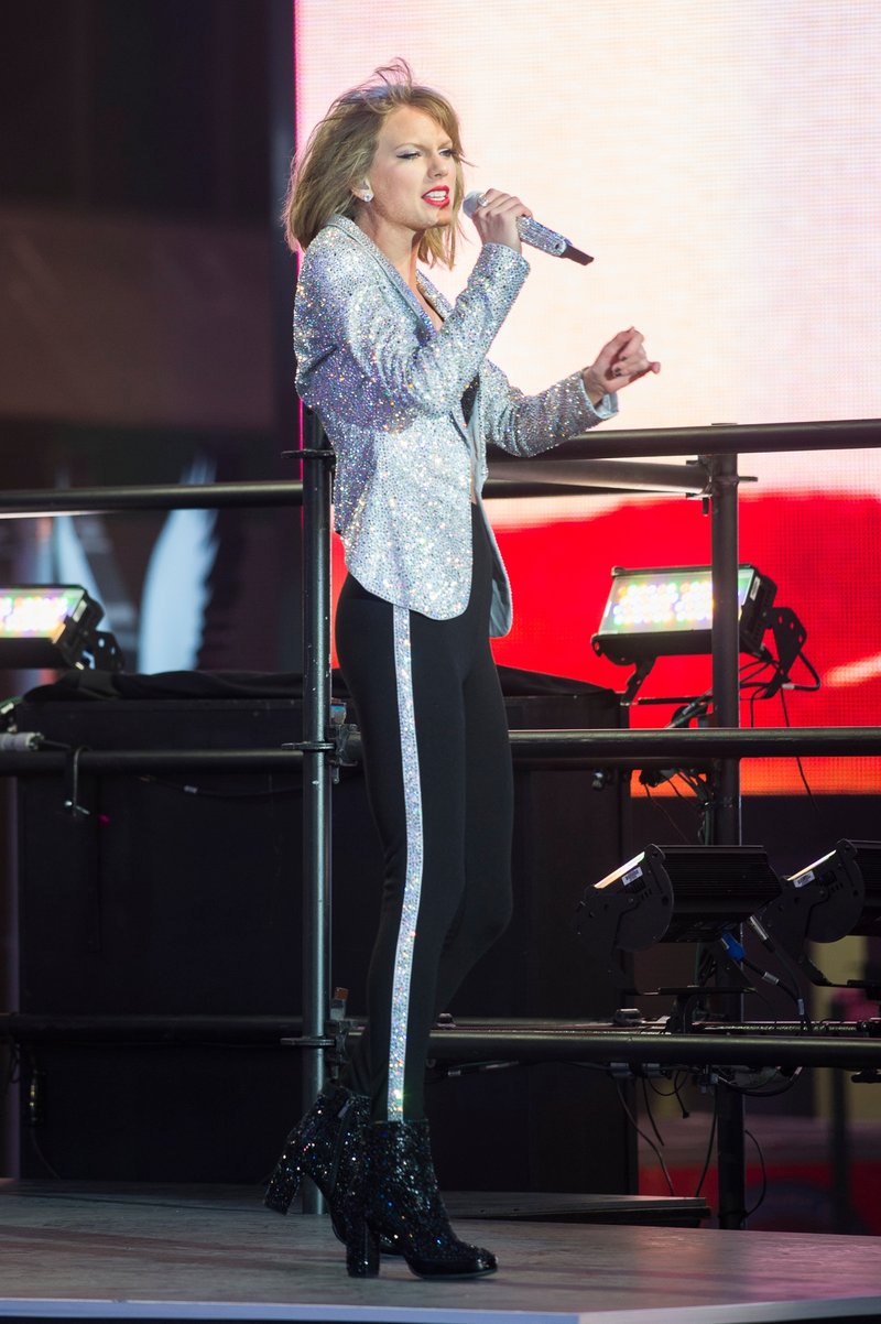 Taylor Swift at Dick Clark’s New Year’s Rockin’ Eve with Ryan Seacrest — photo 170