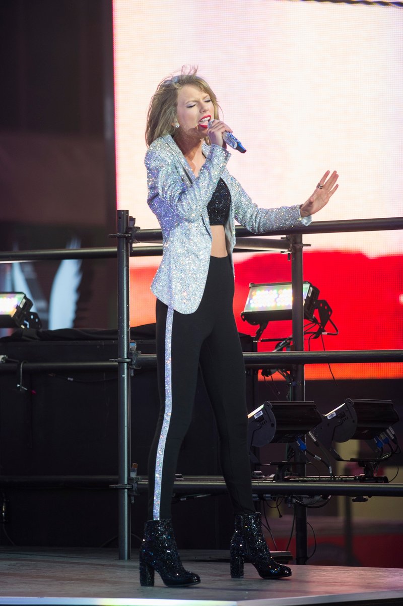 Taylor Swift at Dick Clark’s New Year’s Rockin’ Eve with Ryan Seacrest — photo 171