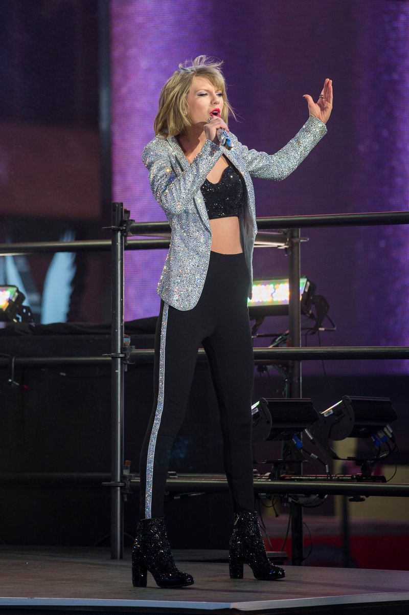 Taylor Swift at Dick Clark’s New Year’s Rockin’ Eve with Ryan Seacrest — photo 172