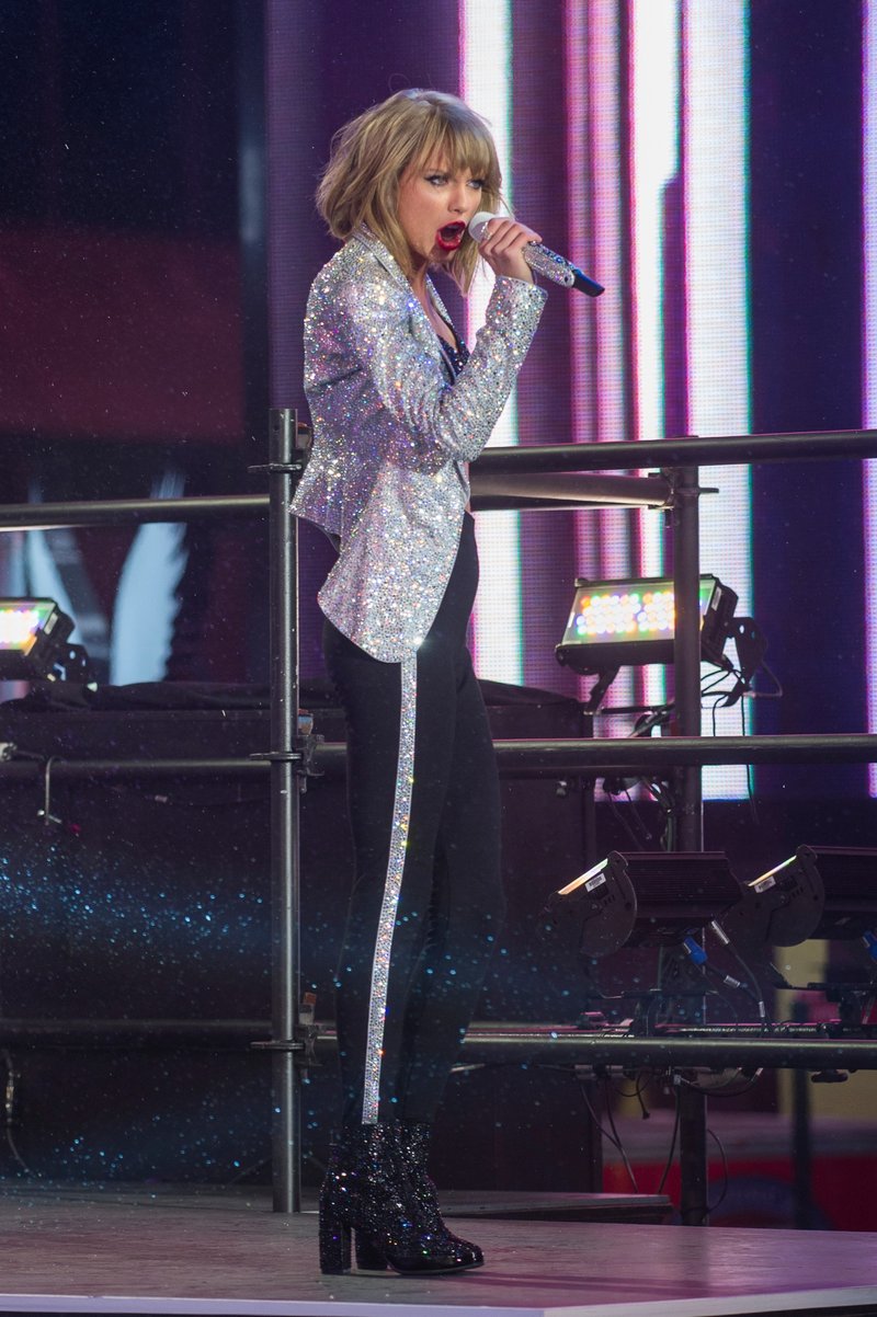 Taylor Swift at Dick Clark’s New Year’s Rockin’ Eve with Ryan Seacrest — photo 173
